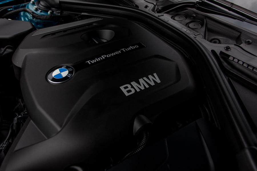 Моторный отсек BMW 420i Coupe Sport Line 2017 года  (MY) (фото 4 из 8)